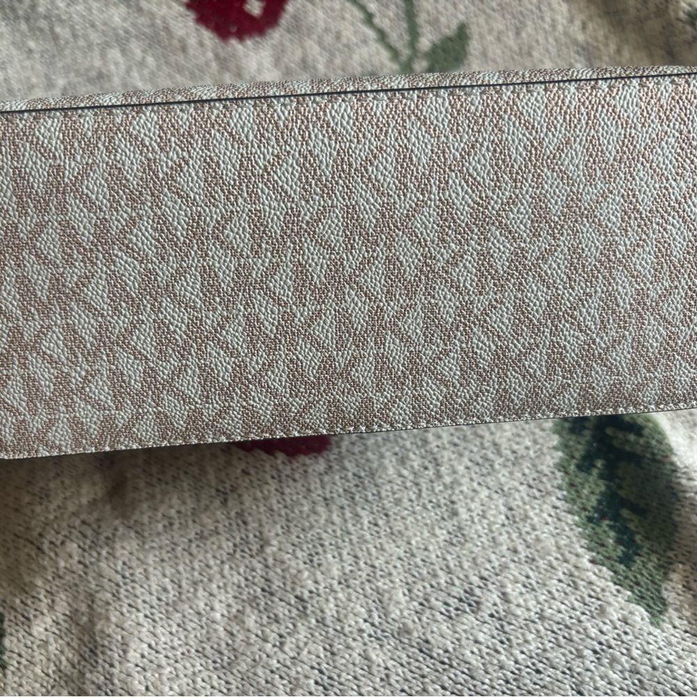 Michael Kors Cream Crossbody Bag with Gold-Tone Hardware and Rose Gold strap - Picture 3 of 7